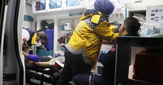 Kaldırımda beklediği sırada silahlı saldırıya uğrayan genç ağır yaralandı