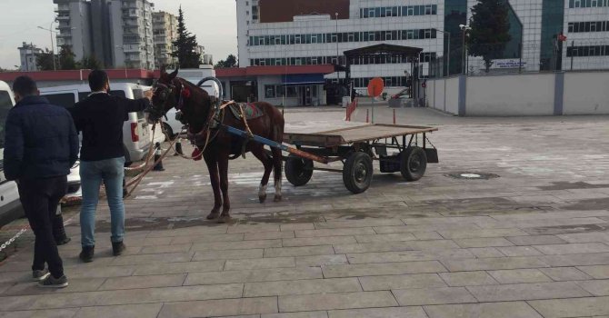 At arabasıyla uyuşturucu satan baba oğul tutuklandı