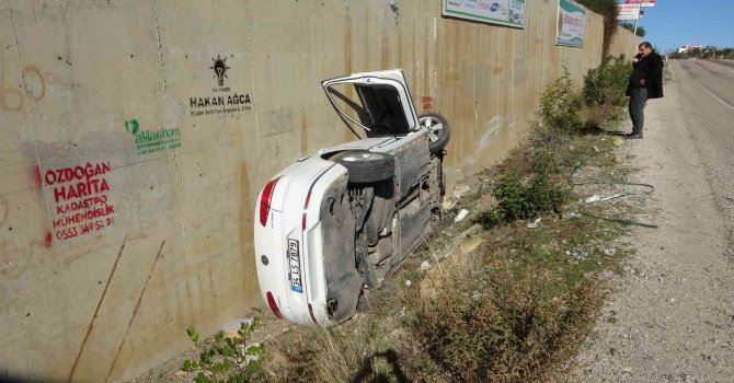 Otomobil istimlak duvarına çarptı: 2 yaralı