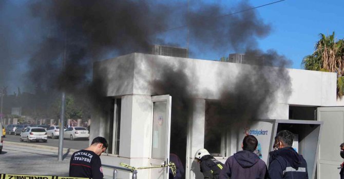 Tramvay güvenlik ve sistem odasındaki yangın korkuttu