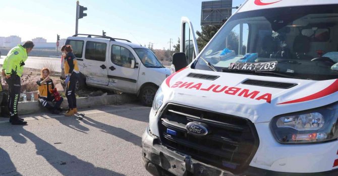 Vakaya giden ambulansla hafif ticari araç çarpıştı