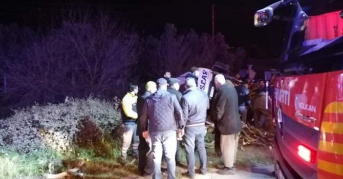 Hatay’da tır, traktöre çarptı, sıkışan sürücü kurtarıldı