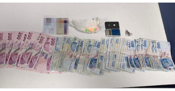 Şüphe üzerine durdurulan kadının sütyeninde hassas terazi, erkeğin cebinde uyuşturucu madde çıktı