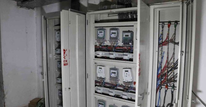 Hırsız apartmanın elektrik panosundaki kabloları çaldı, apartmanın bütün elektriği kesildi