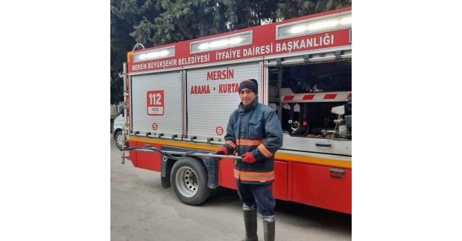 Otomobilin altına giren yılanı itfaiye çıkardı