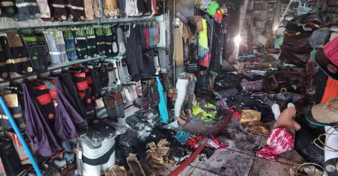 Üst katta yapılan kaynak mağazayı kül ediyordu