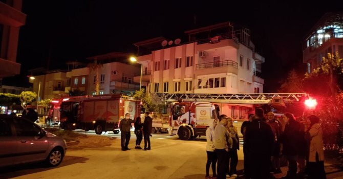 Apartmanda çıkan yangın vatandaşları sokağa döktü