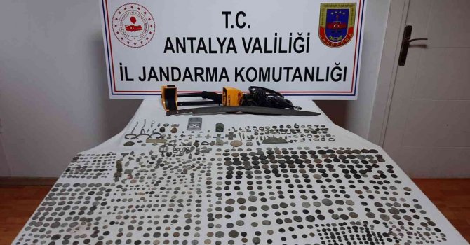 Antalya’da Roma dönemine ait bin 124 parça tarihi eser ele geçirildi