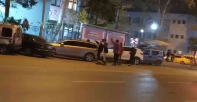 Şoföre kızan patenli gençler, halk otobüsünün camını patlattı