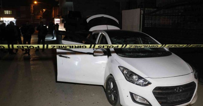 Aracını park ettiği sırada silahlı saldırıya uğradı, sonra araçtan indirilip bıçaklandı