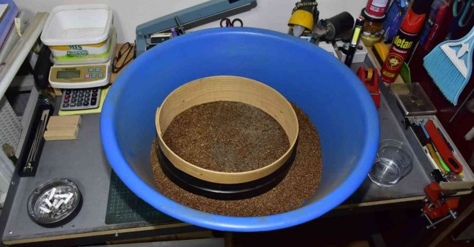 Kaçakçılık operasyonunda evden cephanelik çıktı