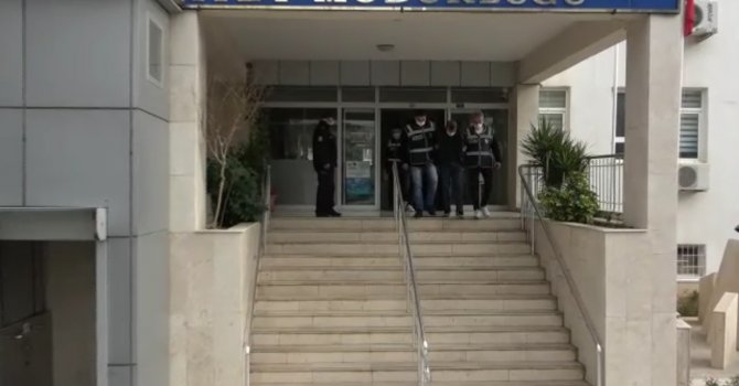 Kendilerini polis ve savcı olarak tanıtan 2 dolandırıcı suçüstü yakalandı