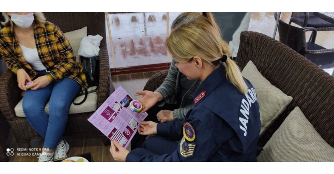 Jandarma, şiddet mağduru kadınlarla beraber