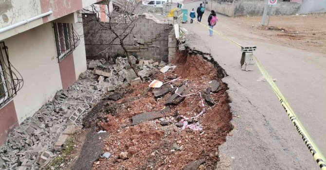 Kahramanmaraş’ta istinat duvarı çöktü