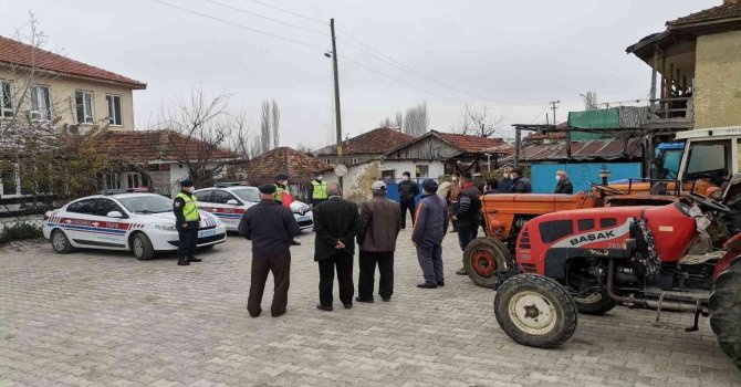 Traktör sürücülerine reflektör dağıtılarak önemi anlatıldı