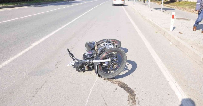 Ambulansla doğuma giden karısını motosikletle takip eden gence otomobil çarptı