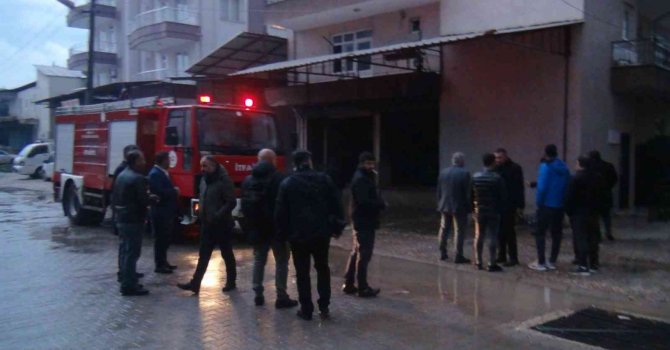 Antalya’da ardiyeye düşen yıldırım yangın çıkardı