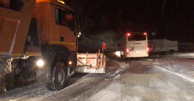 Antalya’da başlayan kar yağışı etkili oluyor