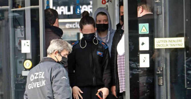 Antalya’da tramvayın altında kalan kadın ağır yaralandı