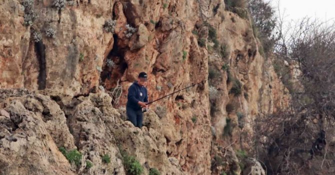 30 metrelik falezlerde ölümüne olta