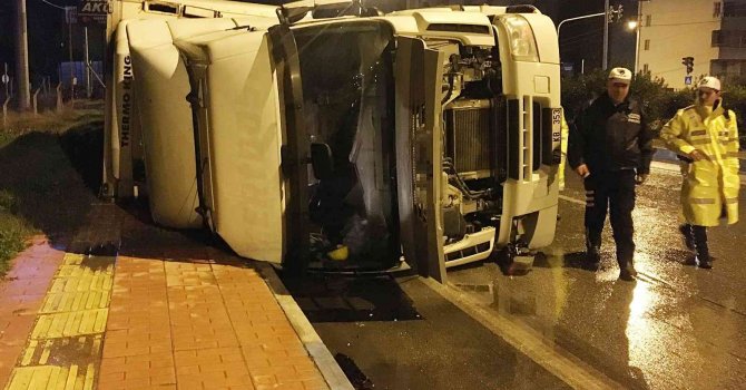 Sağanak yağışta kontrolden çıkan tır devrildi: 1 yaralı