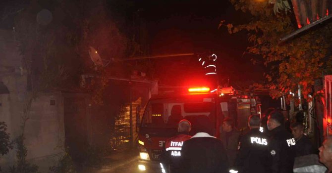 Müstakil ev yangında tamamen kül oldu