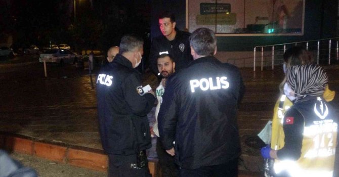 Dolandırıcılık suçundan aranan kişi polisten kaçarken sinyalizasyon direğine çarpıp takla attı