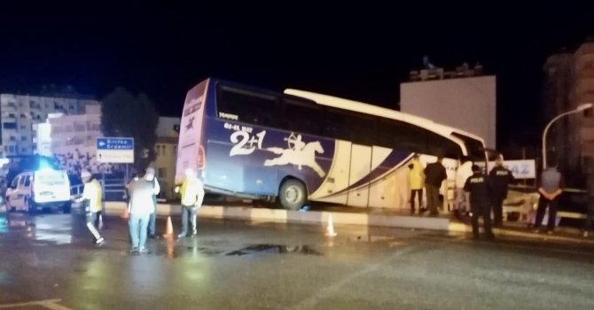 Kaza yapan otobüs köprüde askıda kaldı:2 hafif yaralı