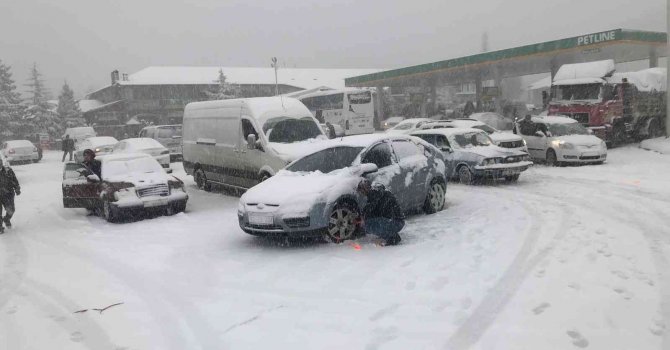 Antalya -Konya karayolunda kar kalınlığı 50 santime ulaştı