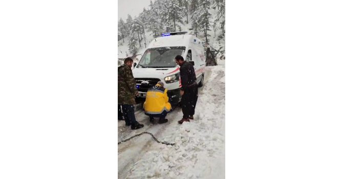 Karda mahsur kalan ambulansı köylüler traktörle çekerek yaralıya ulaştırdı