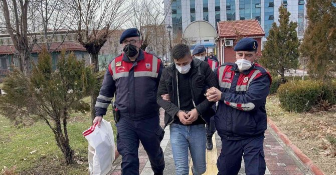 20 yaşındaki gencin katil zanlısı ile yeğenine yardım eden amca tutuklandı