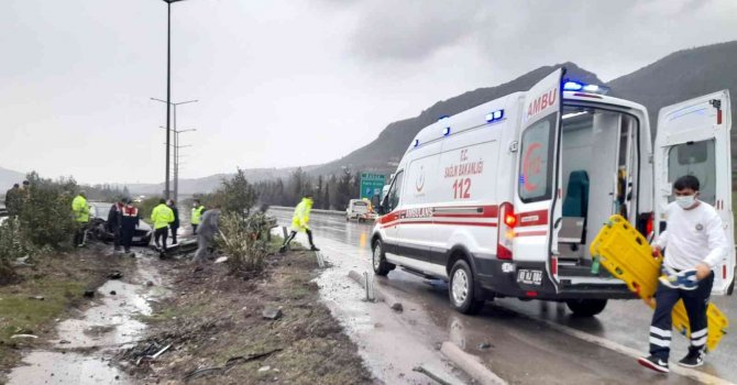 Yağmurlu havada kayan otomobil bariyerlere çarptı