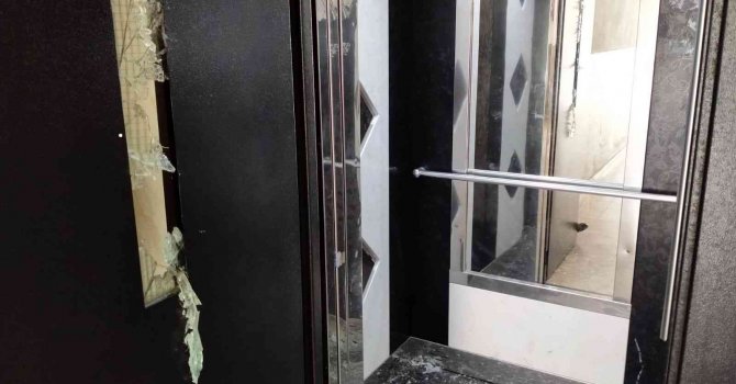 Kirasını arttıran ev sahibine sinirlenip, satırla apartmanda dehşet yaşattı