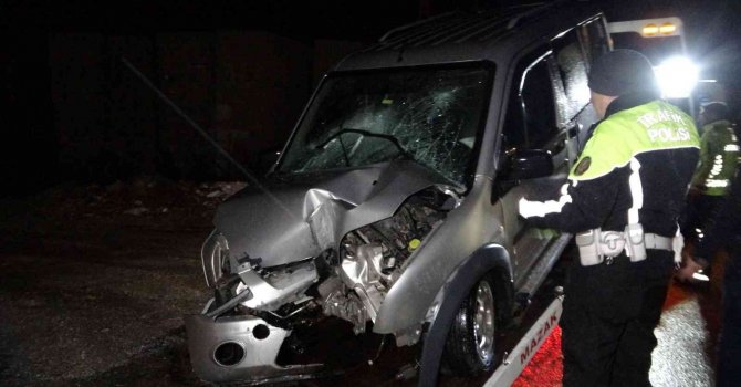 Köprü girişindeki tabelalara çarpan sürücü hayatını kaybetti