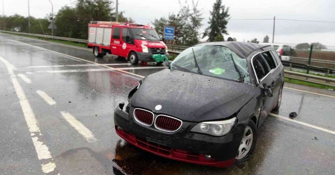 Kayganlaşan yolda direksiyon hakimiyetini kaybeden sürücü takla attı