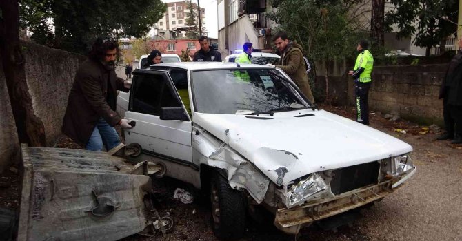 "Dur" ihtarına uymadı, polis aracına çarpıp kaçtı