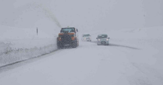 Antalya-Konya karayolunda kar kalınlığı 50 santimetreye ulaştı
