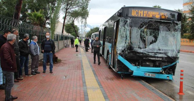 Freni patlayan şehiriçi yolcu otobüs kontrolden çıkıp  9 araca çarptı: 5 yaralı