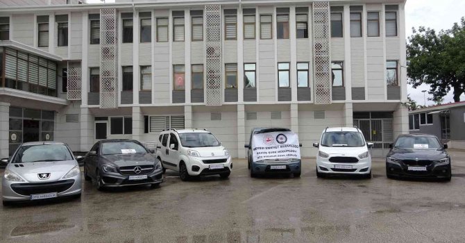 Çalıntı ve hacizli lüks araçları ’çenç’ yapıp satmaya çalıştılar