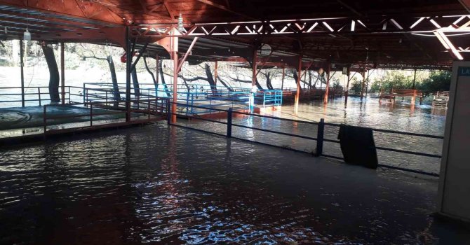 Antalya’da şiddetli yağış ırmak kenarındaki restoranları sular altında bıraktı