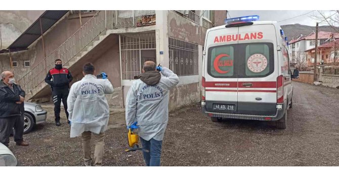 Yalnız yaşadığı evinde ölü bulundu