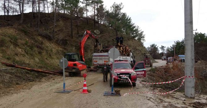 Manavgat’ta aşırı yağış heyelana sebep oldu, karayolu çöktü