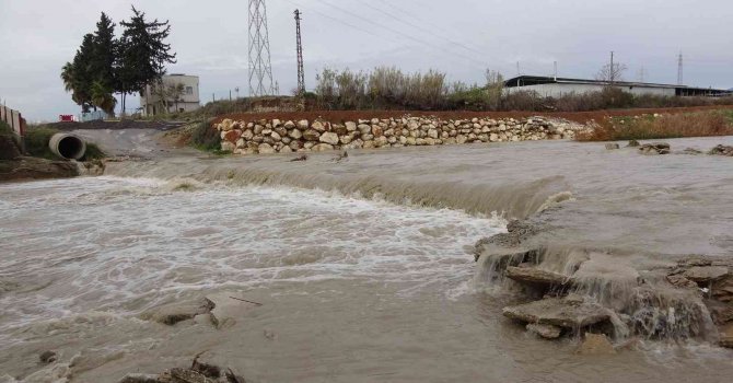 Belediye o yolu kapattı
