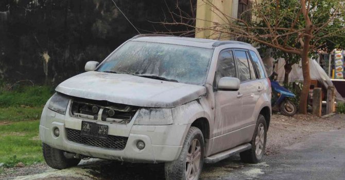 Otomobildeki yangına çeşme hortumuyla müdahale