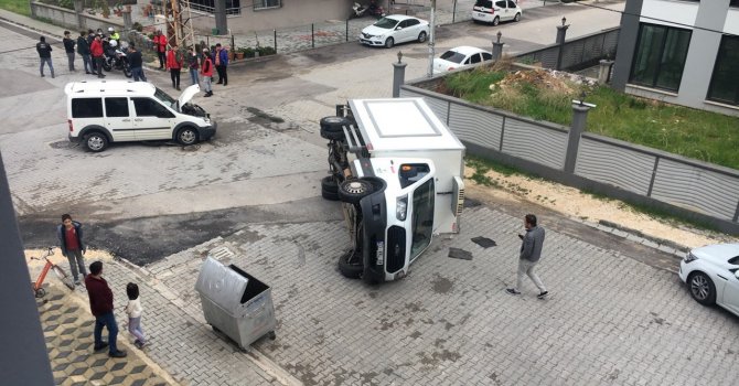 Araçla çarpışan kamyonet devrildi, sürücüler yara almadan kurtuldu