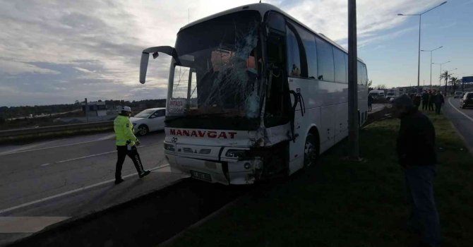 Kontrolden çıkan otobüs tahliye su kanalında askıda kaldı