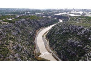 Yağışlar umut verdi, yazın kuruyan Alata Deresi denizle buluştu