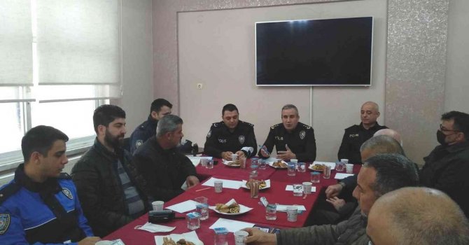 Tarsus Emniyet Müdürü muhtarlarla buluştu
