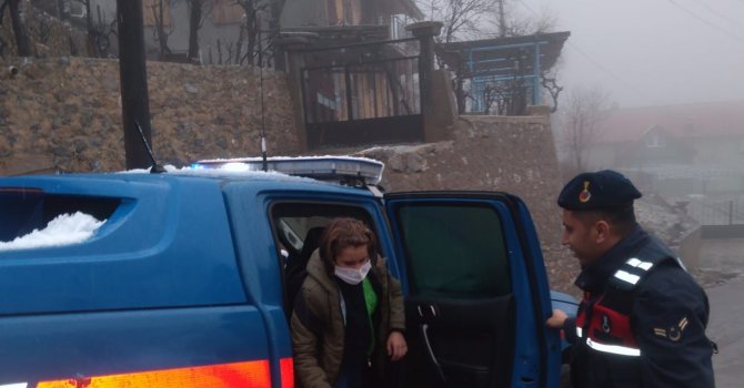 Yoğun kar yağışında mağdur olan vatandaşa jandarma desteği