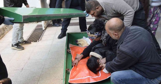 Ölümü sonrası annesi ve dayısı tutuklanan minik Ayşenur’un babası, kızının cenazesini feryat ederek aldı